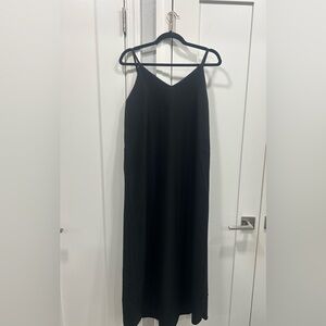 Women’s black vneck midi dress